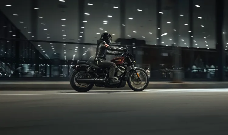 Nightster Special搭載975T Revolution Max水冷V型雙缸引擎，配備4吋TFT全彩儀表，並保留Sportster車系的街車外型元素。業者提供