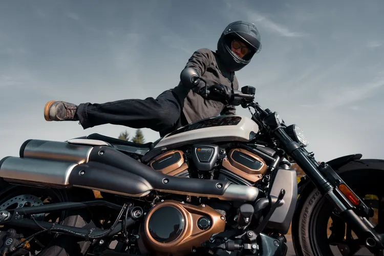 Sportster S搭載1,252c.c. Revolution Max 1250T水冷V型雙缸引擎，最大馬力121匹，並配備SHOWA全可調式懸吊與Brembo煞車系統。業者提供