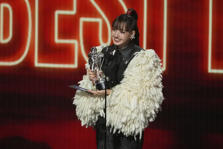 Lisa領獎時穿著的白色毛絨披肩同樣很搶眼。美聯社