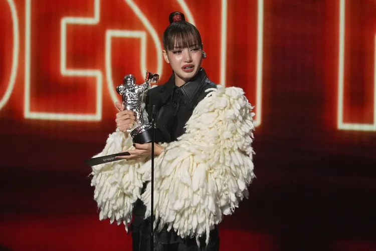 Lisa領獎時激動落淚。美聯社
