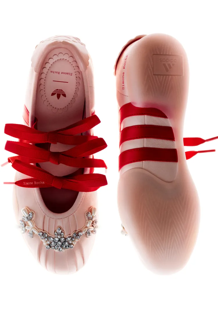SR Taekwondo Ballerina以精緻緞面綁帶重現經典三線Logo，鞋頭還點綴珍珠與水鑽。品牌提供