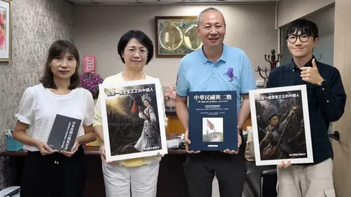 喜獲「我是中國人」海報　翁曉玲：表彰我說出我國人也是中國人的事實