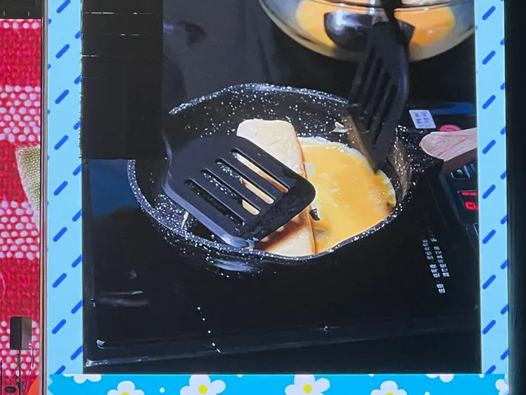 邊佑錫蛋捲做得很完美。讀者提供