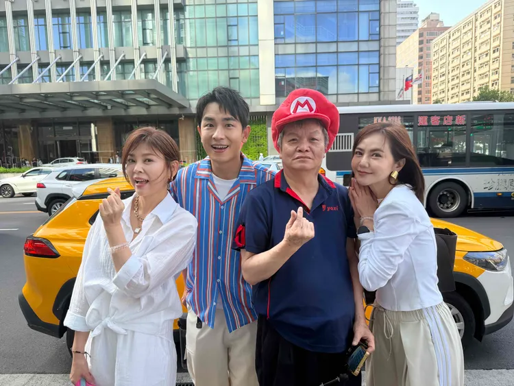 方馨(左起)、陳謙文、涂清涼、簡沛恩開心合影。葡萄長文創工作室提供