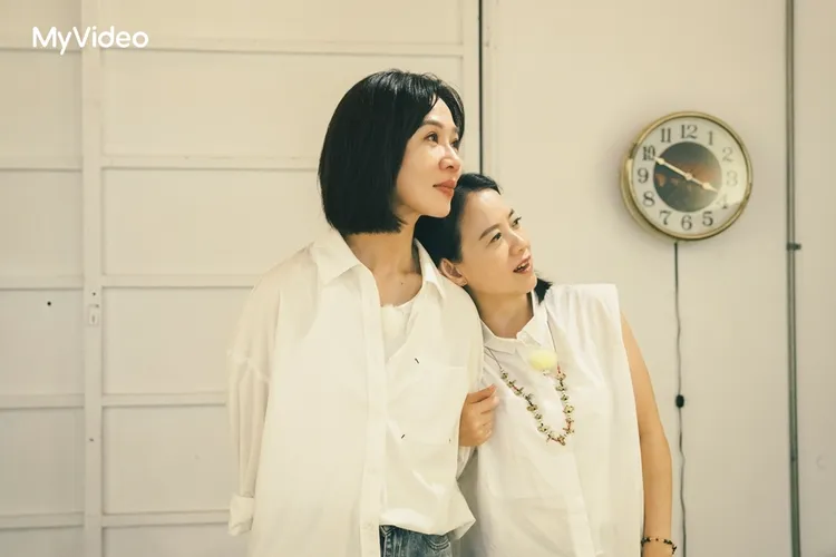 （左）謝盈萱上節目與好姐妹曾寶儀分享人生。台灣大哥大 MyVideo提供