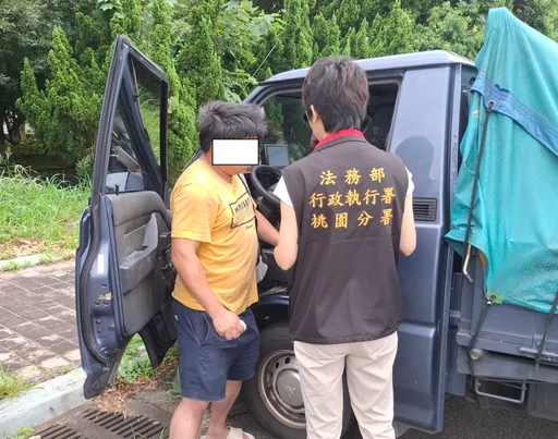 裝潢行老闆欠稅費14萬拒繳　貨車遭查扣拖吊急辦分期