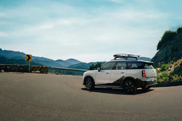 MINI Countryman Green Peak特仕版配置18吋Asteroid Spoke Black黑色鋁圈，搭配白色車身與綠色山脈車貼，成為本次特仕版的專屬外觀配置。業者提供