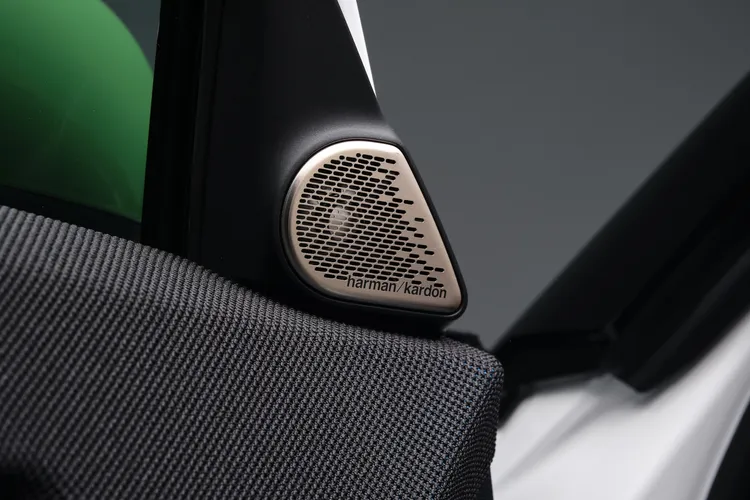 Harman/Kardon高傳真音響系統為本車標準配備。業者提供