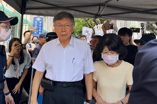 柯文哲為政治獻金案出庭　妻子陳佩琪陪伴進高院