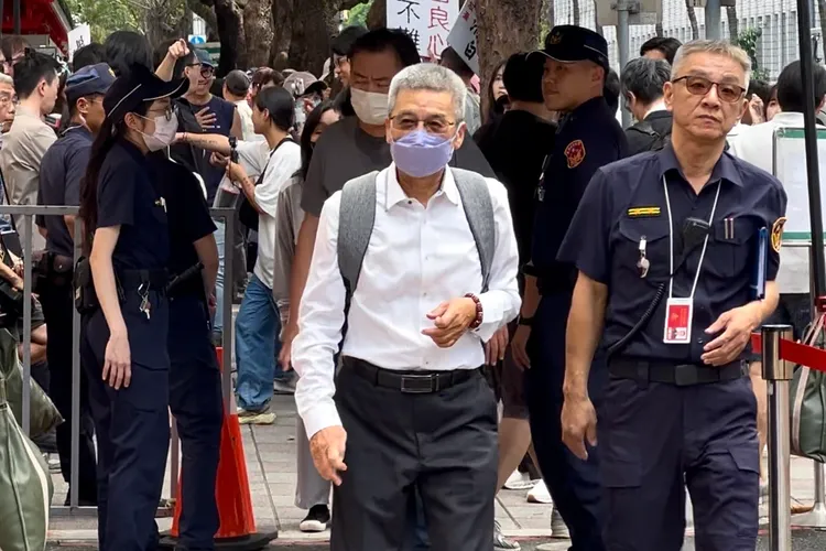 李文宗不認公益侵占罪，背信部分認不應基金會支付800多萬元競選總部員工薪資均認定違法。應釐清範圍。特勤組