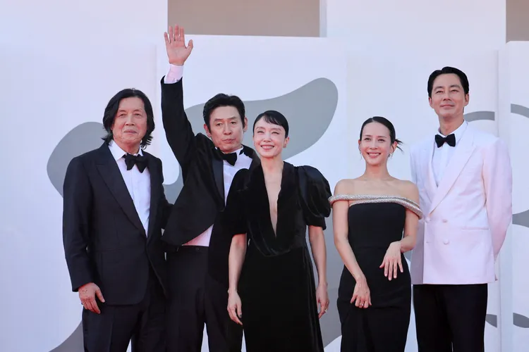 導演李滄東（左起）、薛景求、全度妍、曹汝貞與趙寅成盛裝出席新作威尼斯首映。路透