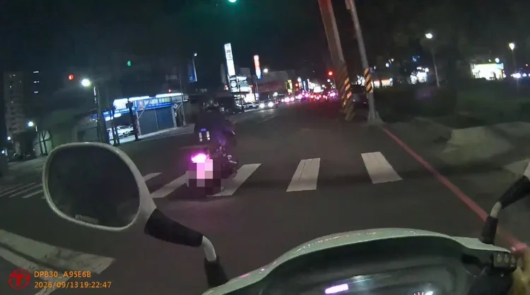 劉姓女警發現闖紅燈且拒檢，隨即緊追。翻攝畫面