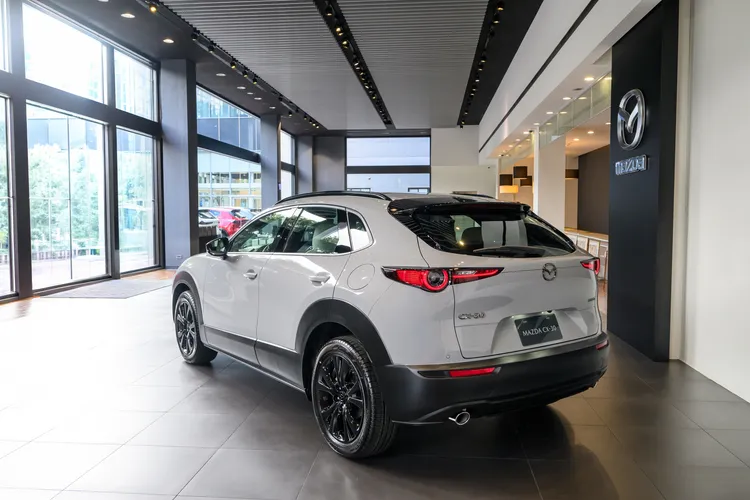 2027年式CX-30將6項進階i-ACTIVSENSE主動安全科技導入全車系，從道路偏移、路口轉向到車道切換及離車開門等情境，擴大主動安全防護範圍。業者提供