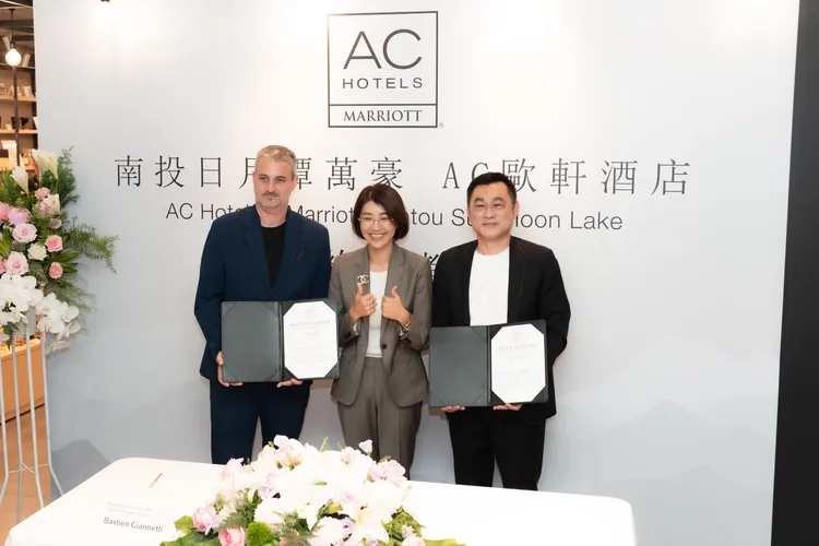 精英之境董事長洪乙彥（右）與萬豪國際台灣總經理哲仁廷（左），在南投縣長許淑華見證下，簽約打造「南投日月潭萬豪AC歐軒酒店」。業者提供