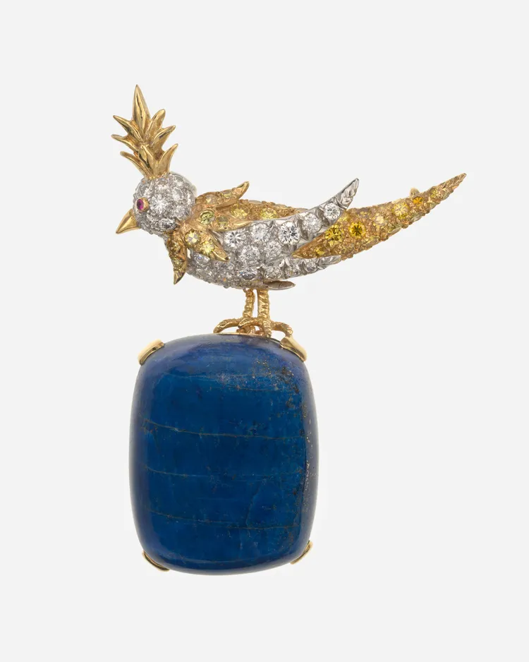 Bird on a Rock首只胸針，黃金、鉑金、青金石、鑽石、彩鑽，1965年。品牌提供
