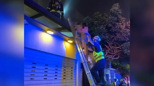 火煙堵住逃生路！台中40歲女困二樓窗台　消防架梯救人