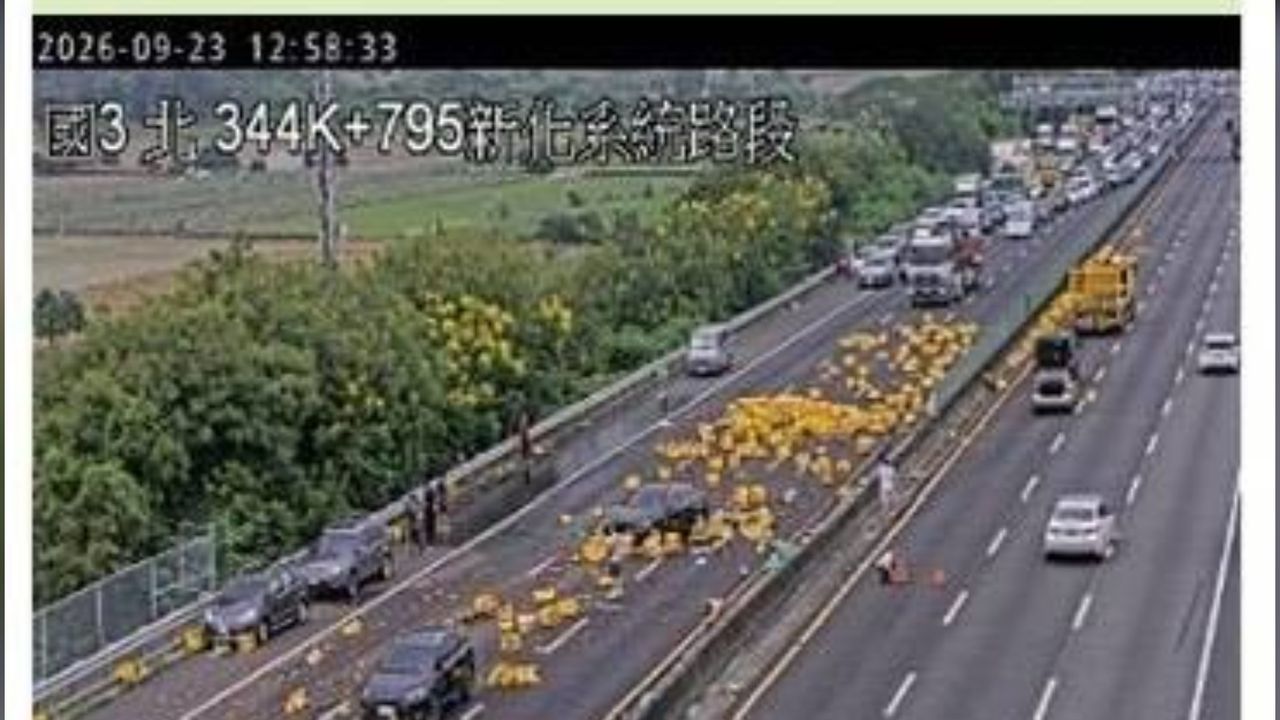 國3新化段大車自撞護欄!車道竟成「啤酒海」 13車閃避撞一團4人送醫