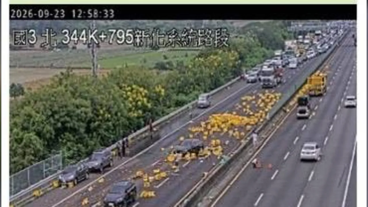 國3新化段大車自撞護欄！車道竟成「啤酒海」　13車閃避撞一團4人送醫