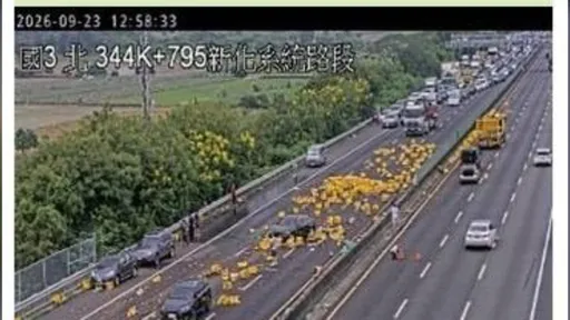 國3新化段大車自撞護欄！車道竟成「啤酒海」　13車閃避撞一團4人送醫