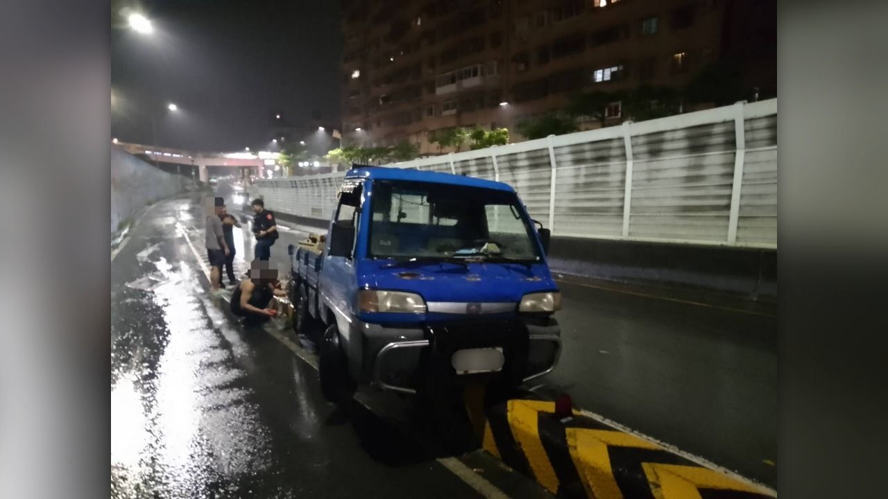 蘆洲小貨車深夜「騎上」分隔島 一查是毒駕!當場扣車
