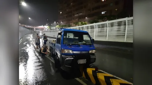 蘆洲小貨車深夜「騎上」分隔島　一查是毒駕！當場扣車