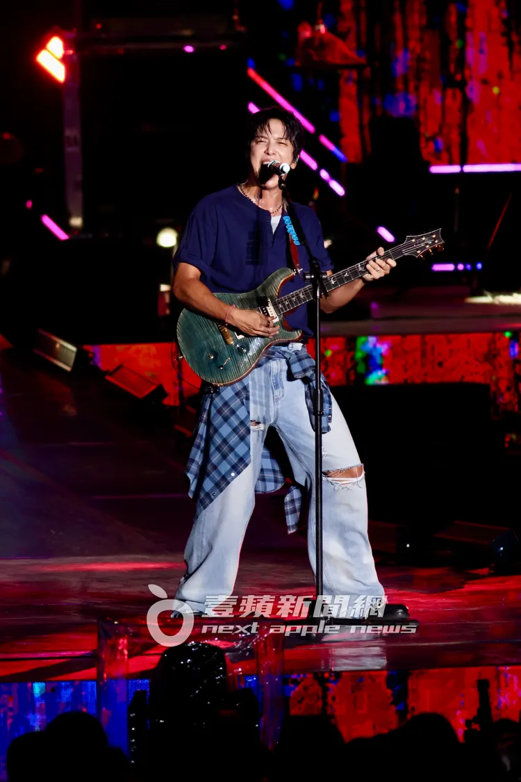 鄭容和與粉絲互動，還跑下台。彭欣偉攝
