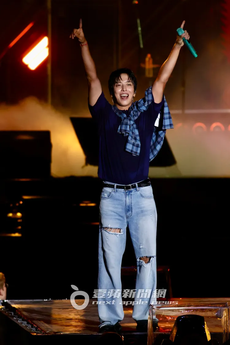 鄭容和捨不得下台，想要明天繼續唱。彭欣偉攝