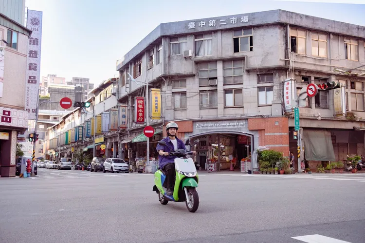 騎乘WeMo即可從飯店移動到市區商圈尋訪在地美食，展開一場說走就走的台中小旅行。 業者提供