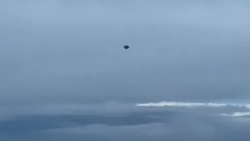 鑽石型UFO飛越墨西哥　軍機飛行員直擊