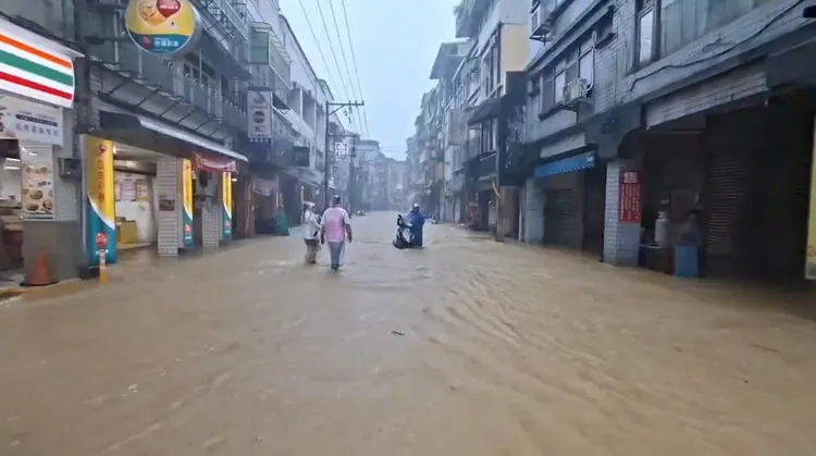 基隆市區也有不少地區出現嚴重淹水。翻攝照片