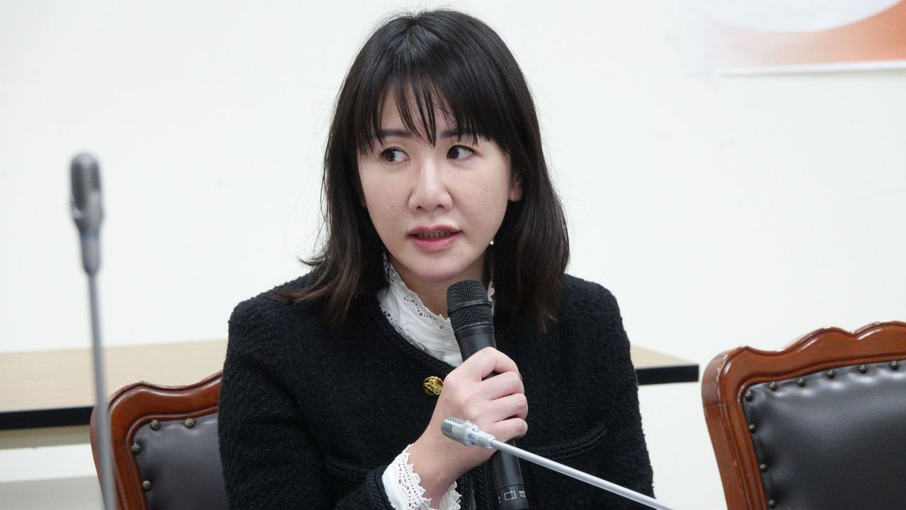 謝典霖與父母一家三口遭聲押 胞姊謝衣鳯反應曝光