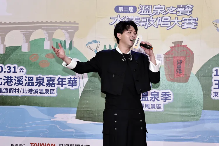 李子森擔任南投溫泉季活動大使現場演唱。南投縣政府提供