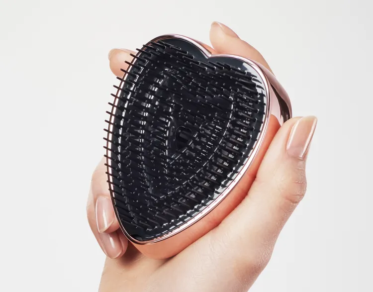 ReFa HEART BRUSH愛心梳採用獨特三段式梳齒結構，結合解結與撫平毛鱗片雙重功能，梳理同時賦予秀髮滑順光澤。品牌提供