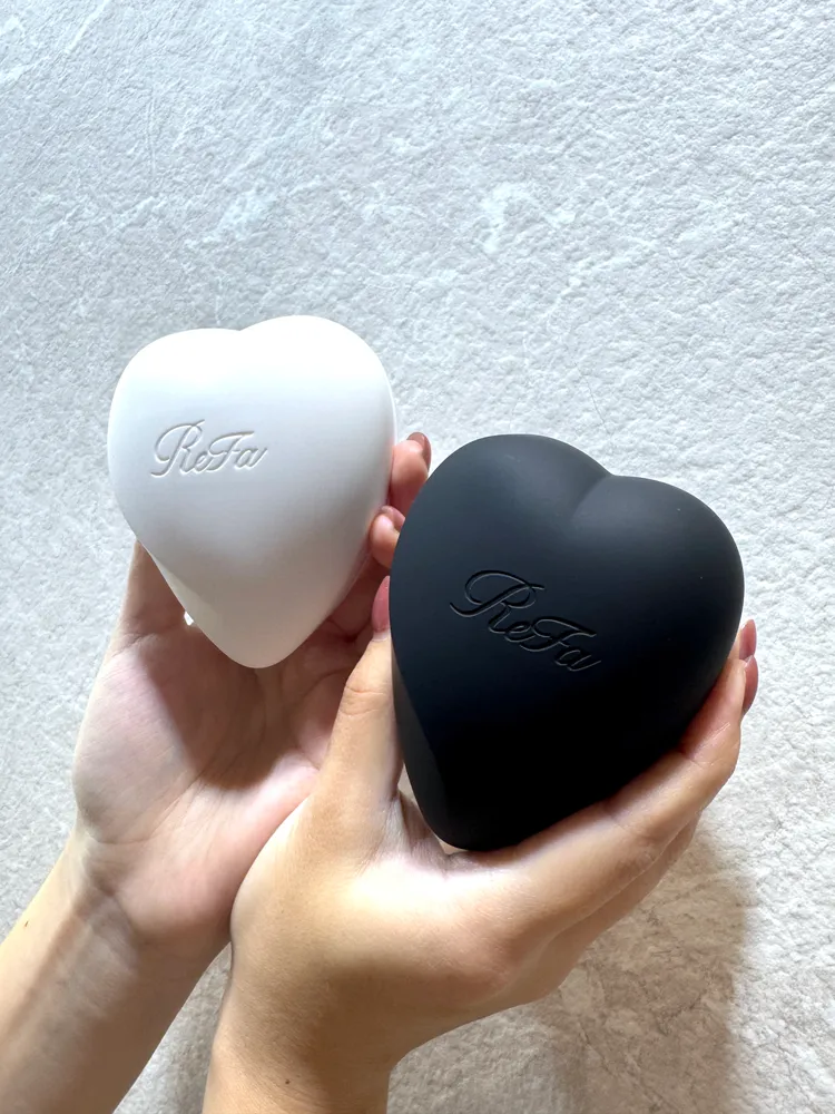霧面的ReFa HEART BRUSH愛心梳相當有質感。張家玲攝