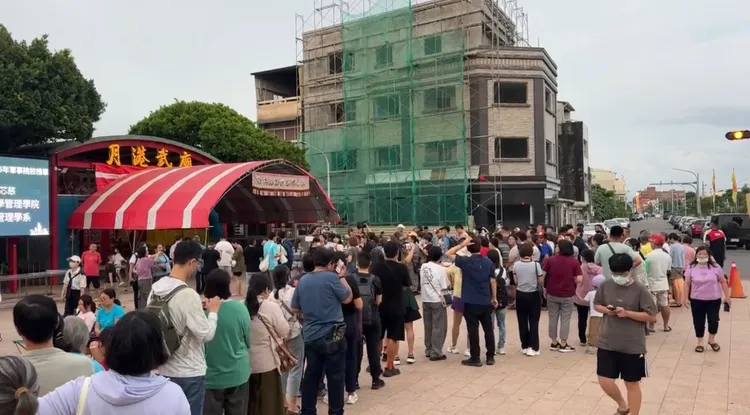 下午廟埕就出現排隊人潮，主辦單位統計，紀念小物已經發出千份以上。民眾提供