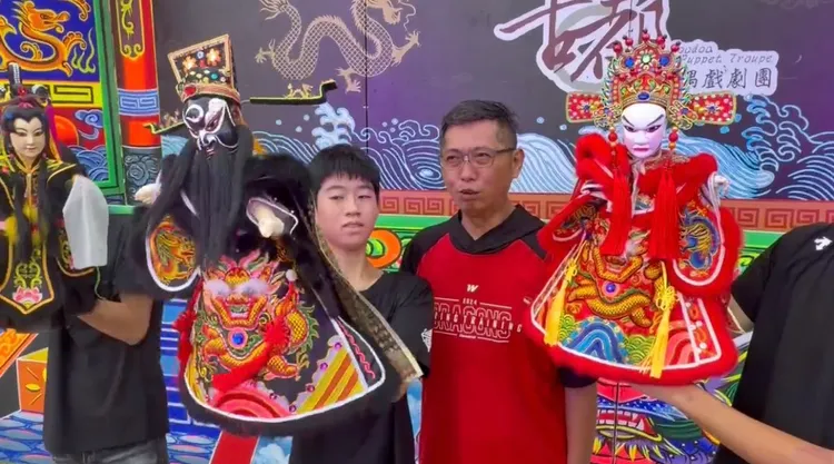 古都木偶戲團擔綱熱身場演出，上場前先秀一段表演。民眾提供