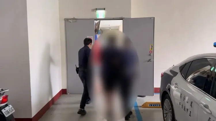 警方逮捕孫子依殺人未遂罪嫌移送偵辦。翻攝畫面