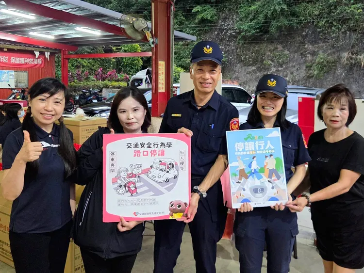 新店分局結合今年「交通安全月」的主題，深入活動現場與民眾互動。翻攝畫面