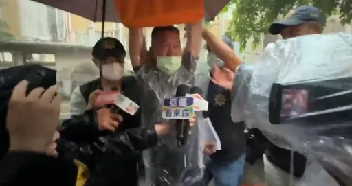 衝撞北檢運將移移送北檢　高舉雙手大喊「司法已死、官逼民反」