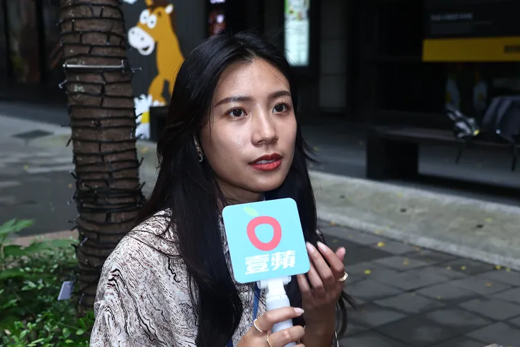 27歲保險業的民眾表示身邊的朋友及客戶遇到交友軟體詐騙問題嚴重。黃威哲攝