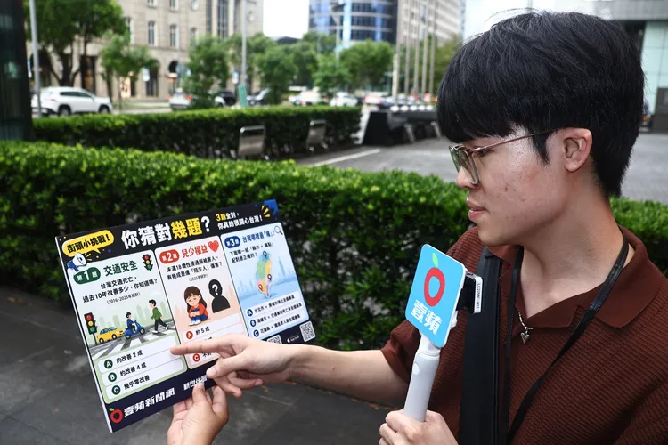 25歲行銷相關行業民眾認為年輕人雖然有查證的能力，但也會分不太出來，更何況老年人。黃威哲攝
