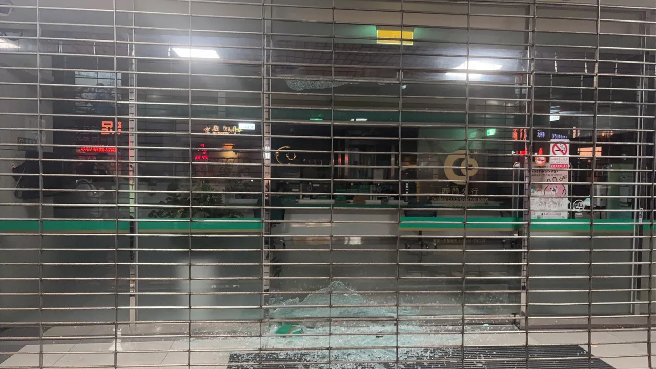 路人嚇一跳！萬華銀行玻璃門深夜突爆　警查監視器排除有人闖入