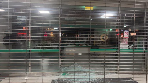 路人嚇一跳！萬華銀行玻璃門深夜突爆　警查監視器排除有人闖入