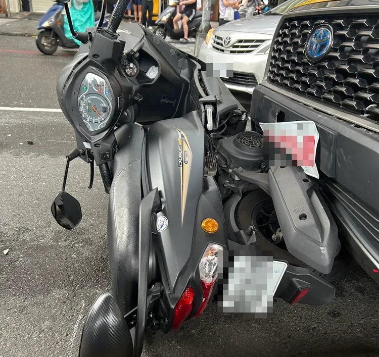 機車車頭被撞歪。翻攝畫面