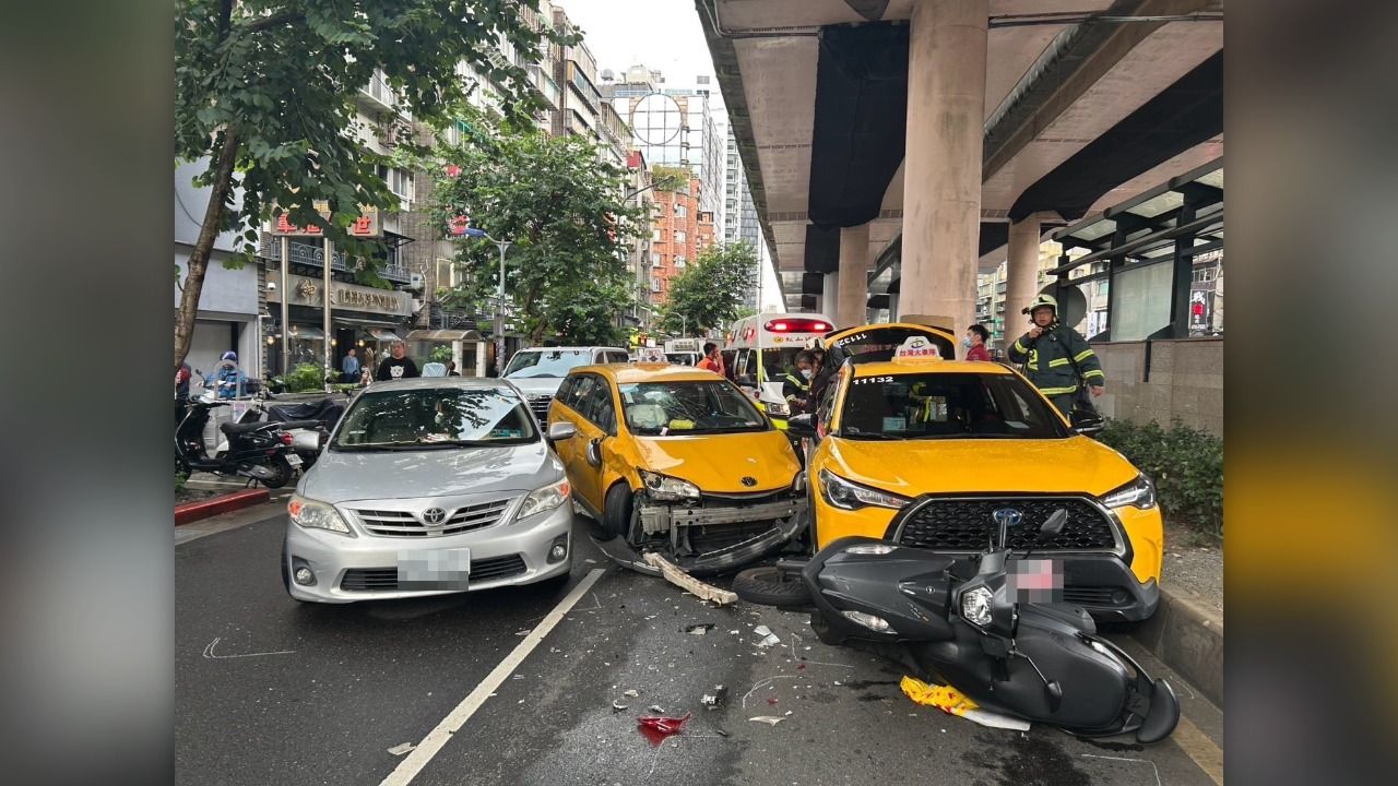 市民大道小黃變換車道失控 5車撞成一團...雙載騎士遭殃