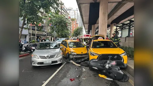 市民大道小黃變換車道失控　5車撞成一團...雙載騎士遭殃
