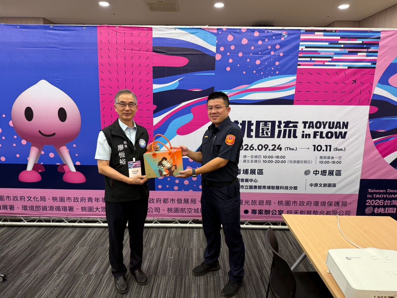 「台灣設計展」雙展區在中壢 警察局長中秋慰勤送月餅