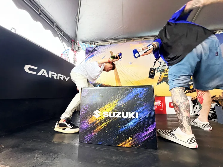 SUZUKI CARRY具備4.4公尺最小迴轉半徑及8.5×5.5尺貨台，鎖定市區配送及日常商用需求，9月購車另有1萬元購車金優惠。業者提供