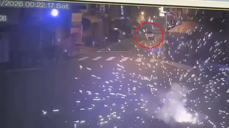 簡男丟擲鞭炮後，由吳男開車載離現場。民眾提供