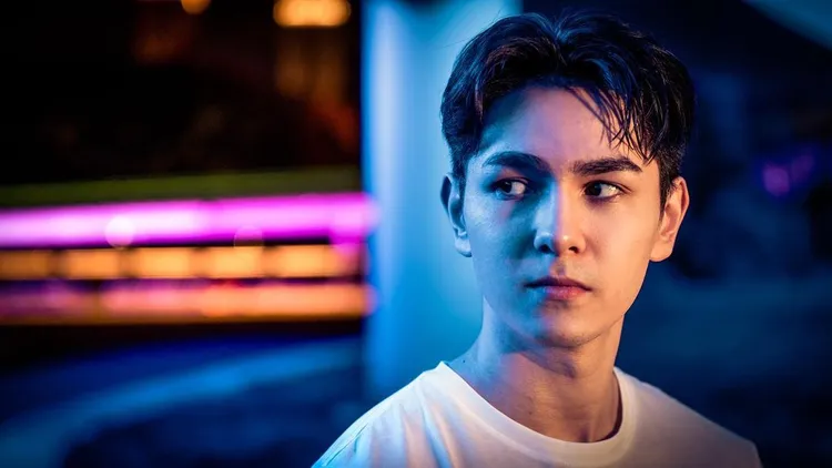 現年27歲的錫蘭為比利時與中國混血，14歲時便在中國影音平台以吐槽熱門時事發跡。翻攝錫蘭Instagram